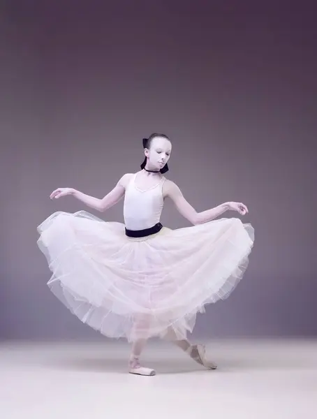 Desempenho Teatral Tender Bela Bailarina Vestido Maquiagem Pálida Dançando Sobre — Fotografia de Stock