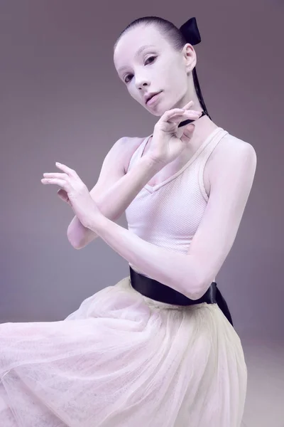 瓷像艺术 年轻女子的画像 芭蕾舞演员 面色苍白 在演播室背景上摆姿势 古典艺术的概念 古典舞蹈 才华和业余爱好 — 图库照片