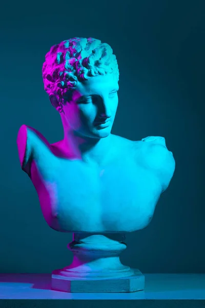 Gips Antieke Standbeeld Buste Tegen Cyaan Studio Achtergrond Neon Lichten — Stockfoto