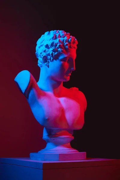ネオンライトの勾配赤いスタジオ背景に対するプラスターアンティーク彫像バスト アンティークスタイル クラシックアート 博物館 神話の概念 ポスター — ストック写真