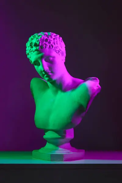 ネオンライトの紫色のスタジオ背景に対するアンティーク像のバストのプラスターコピー アンティークスタイル クラシックアート 博物館 神話の概念 ポスター — ストック写真