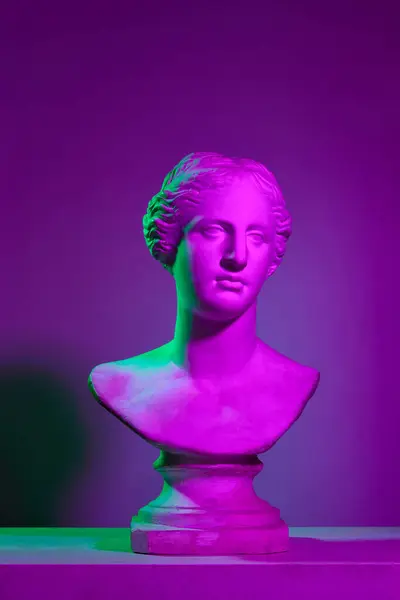 ネオンライトの紫色のスタジオの背景に対するアンティーク彫像のバストの石膏のコピー アンティークスタイル クラシックアート 博物館 神話の概念 ポスター — ストック写真