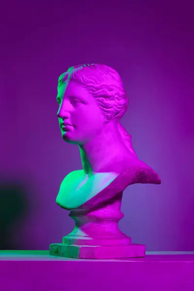 그리스 조각품 불빛에 보라색 스튜디오 배경에 골동품 동상의 플래터 골동품 — 스톡 사진