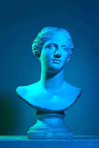 Venüs Heykelinin Alçıdan Bir Kopyası Alçıtaşı Antika Heykel Neon Işıklarda — Stok fotoğraf