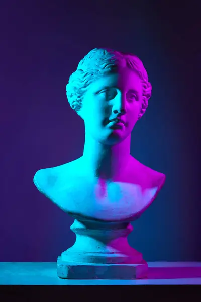 金星像 ネオンライトのグラデーションスタジオの背景に対する古代の彫刻 アンティークスタイル クラシックアート 博物館 神話の概念 ポスター — ストック写真