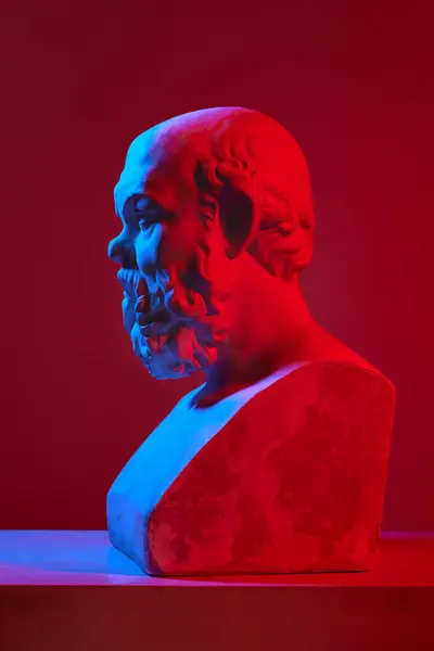 Busto Estatua Antigua Del Hombre Contra Fondo Estudio Rojo Luces — Foto de Stock