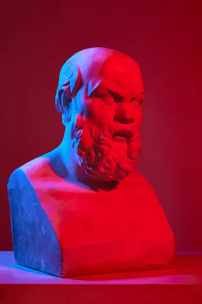 Busto Estátua Antiga Homem Contra Fundo Estúdio Vermelho Luzes Néon — Fotografia de Stock