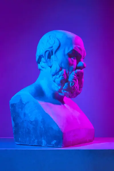 Erkek Kafası Antik Heykel Neon Işıklarda Mor Renkteki Stüdyo Arkaplanına — Stok fotoğraf