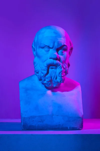 男性头部 在霓虹灯下 古董雕像在渐变紫色工作室背景下被打破 古典艺术 博物馆 历史和神话的概念 — 图库照片