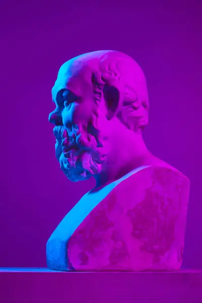 ネオンライトの紫色のスタジオ背景に対するアンティーク彫刻バスト ギリシャ彫刻 アンティークスタイル クラシックアート 博物館 神話の概念 ポスター — ストック写真
