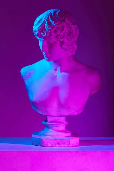 希腊艺术 在霓虹灯下的紫色工作室背景下 古董雕像被打碎了 弹奏复制 古典艺术 博物馆 历史和神话的概念 — 图库照片