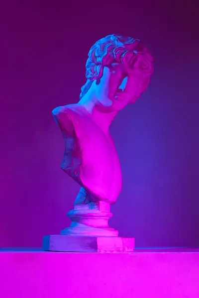 Die Griechische Kunst Antike Statuenbüste Vor Violettem Studiohintergrund Neonlicht Gipskopie — Stockfoto