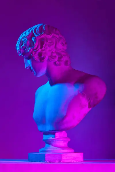 ギリシャアート ネオンライトの紫色のスタジオ背景に対するアンティーク彫刻バスト プラスターコピー アンティークスタイル クラシックアート 博物館 神話の概念 ポスター — ストック写真
