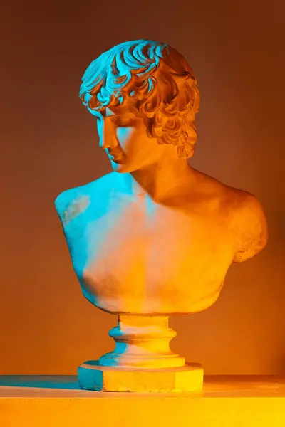 Antike Statuenbüste Vor Gelbem Studiohintergrund Neonlicht Gipskopie Einer Griechischen Skulptur — Stockfoto