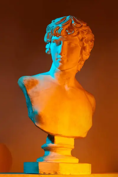 在霓虹灯下 古董雕像在黄色的工作室背景下倒塌 希腊雕塑的灰泥复制品 古典艺术 博物馆 历史和神话的概念 — 图库照片