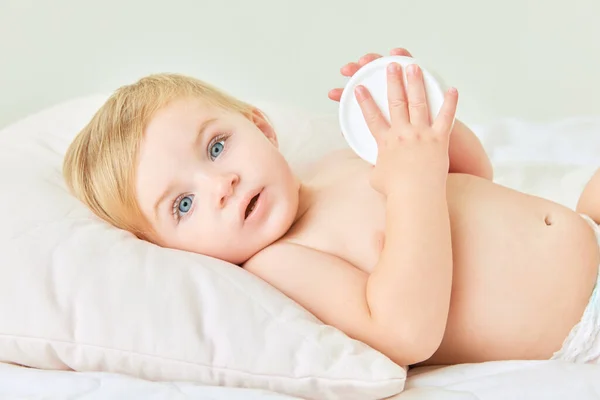 Roztomilé Batole Holčička Dítě Modrýma Očima Ležící Posteli Držící Hydratační — Stock fotografie