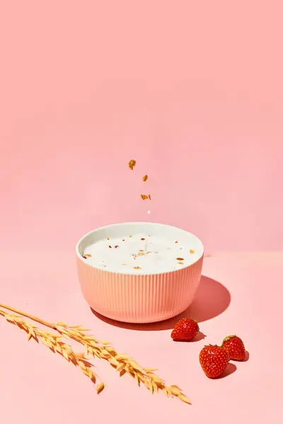 Bowl Muesli Cereal Warm Milk Pink Background Berries Wheat Healthy — Stock Photo, Image