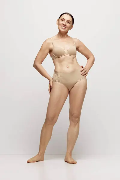 Retrato Completo Mulher Sênior Bonita Com Pele Corpo Saudáveis Bem — Fotografia de Stock