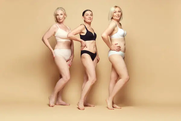 Well Being Senior Beautiful Women Natural Bodies Standing Underwear Posing — Stock Photo, Image
