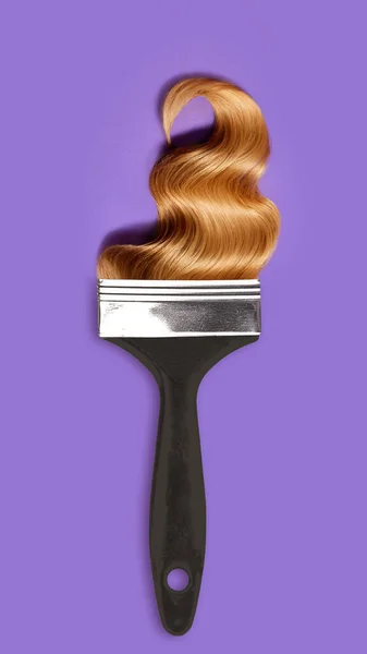 紫色の背景の上のペンキのブラシの女性の重い髪 美のアート ヘアコスメティック 現代アートコラージュ 創造性 シュレアリズム 想像力 インスピレーション アイデアの概念 Adのためのスペースをコピーする — ストック写真