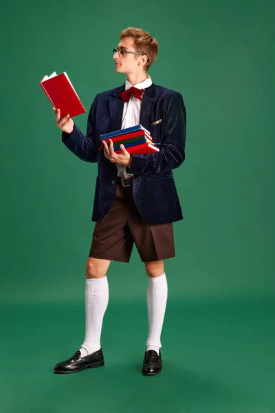 Pełnowymiarowy Portret Młodego Człowieka Studenta Stylowych Ubraniach Stojącego Książkami Czytającego — Zdjęcie stockowe