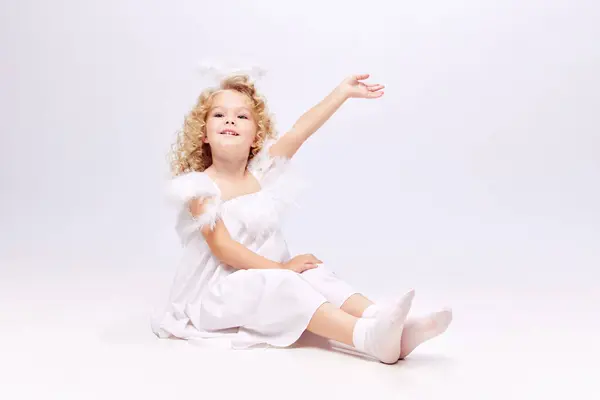 Güzel Küçük Bir Kız Kıvırcık Saçlı Bir Çocuk Beyaz Stüdyo — Stok fotoğraf