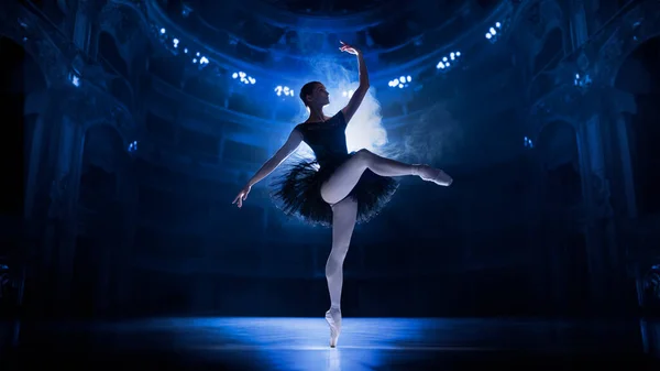 艺术性 美丽的年轻女子 专业芭蕾舞演员在运动 在剧场舞台上跳舞与聚光灯 古典舞蹈 艺术与优雅 灵感的概念 — 图库照片