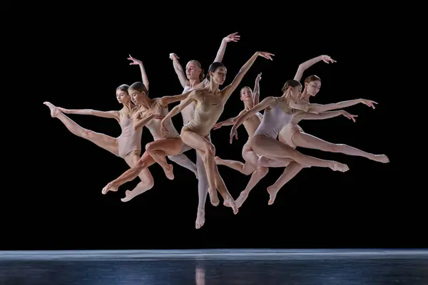 Sanatçı Lekeli Gençler Hareket Halindeki Bale Dansçıları Eğitim Siyah Arka — Stok fotoğraf