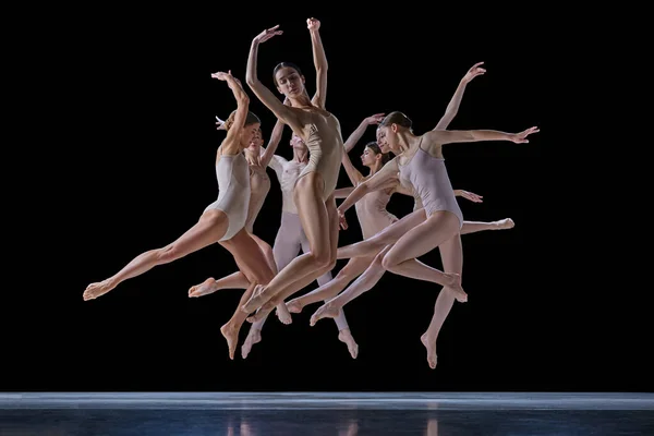 Güç Genç Güzel Insanlar Bej Elbiseli Bale Dansçıları Siyah Arka — Stok fotoğraf