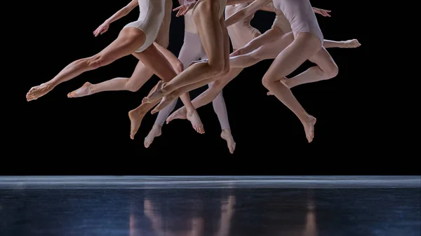 Kesik Bacak Görüntüsü Bir Grup Genç Hareket Halindeki Bale Dansçıları — Stok fotoğraf