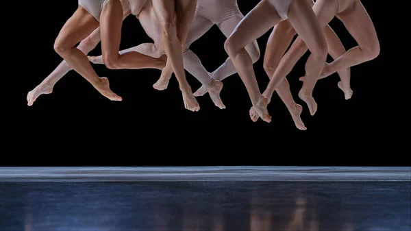 Kesik Bacak Görüntüsü Bir Grup Genç Hareket Halindeki Bale Dansçıları — Stok fotoğraf
