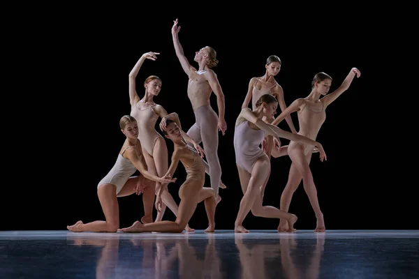Yetenekli Güzel Sanatsal Genç Insanlar Hareket Halinde Bale Dansçıları Siyah — Stok fotoğraf