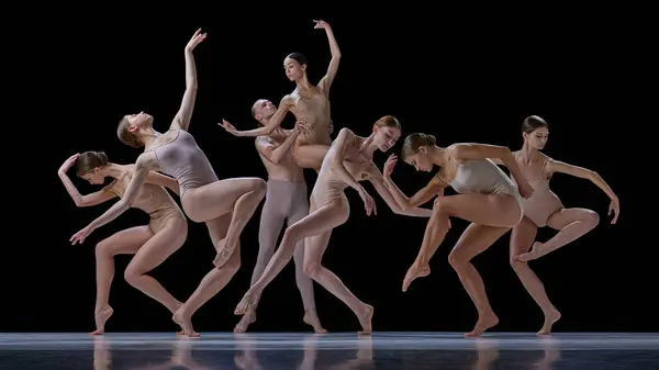 Ternura Graça Grupo Jovens Talentosos Bailarinos Elegantes Fazendo Desempenho Contra — Fotografia de Stock