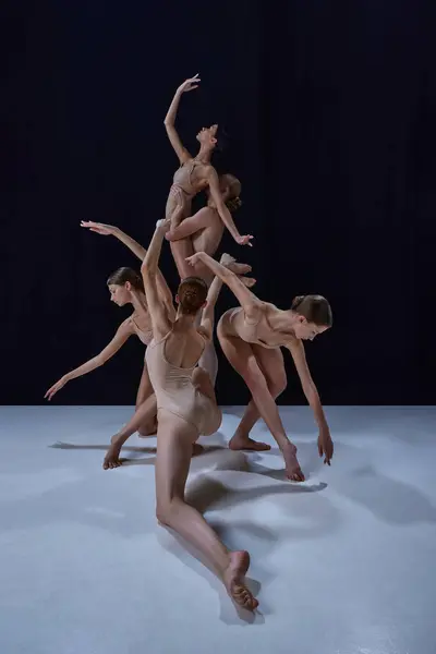 Tutku Duygular Gençler Bej Kostümlü Balerinler Dans Ediyor Siyah Arka — Stok fotoğraf