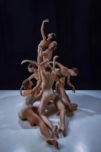 一群身穿米黄色紧身衣 穿着黑色背景舞蹈的年轻而有才华的芭蕾舞演员 古典与现代舞蹈 创造力 戏剧的概念 — 图库照片