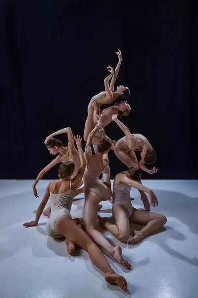 Jovens Graciosos Bonitos Dançarinos Balé Bodysuits Bege Dançando Contra Fundo — Fotografia de Stock