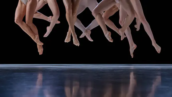 剪断的腿的图像 一群年轻人 跳芭蕾舞 跳芭蕾 在黑色的背景下跳舞 古典与现代舞蹈 创造力 戏剧的概念 — 图库照片