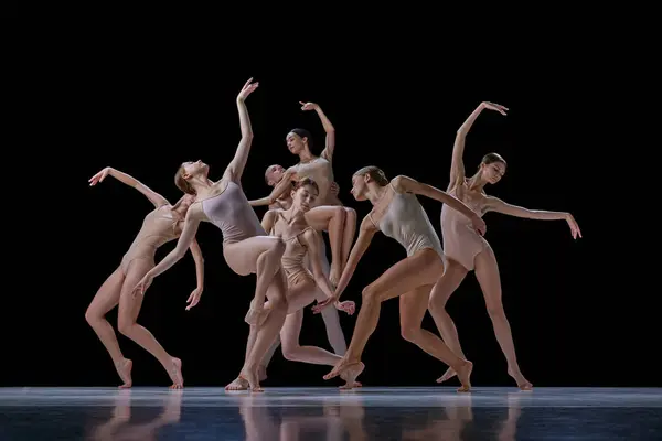 Şefkatli Zarif Genç Insanlar Bale Dansçıları Sahnede Siyah Arka Planda — Stok fotoğraf