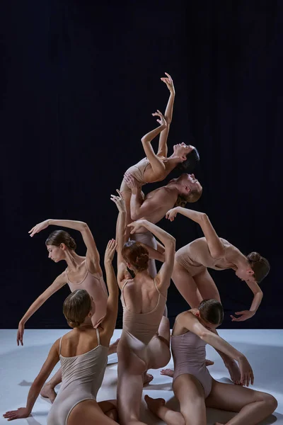 Pirâmide Jovens Talentosos Pessoas Artísticas Bailarinos Talentosos Artísticos Que Apresentam — Fotografia de Stock