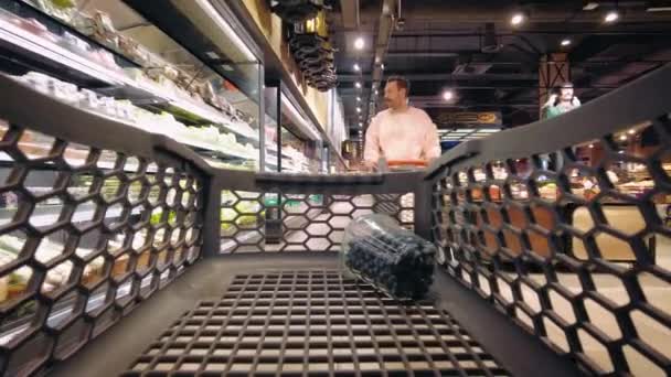Θέα Από Καροτσάκι Άνθρωποι Πάνε Για Ψώνια Βάζουν Φαγητό Στο — Αρχείο Βίντεο