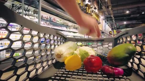 Uitzicht Vanaf Winkelwagentje Mensen Die Boodschappen Doen Eten Een Trolley — Stockvideo