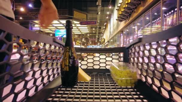 ショッピングトロリーからの眺め パーティーとロマンチックなディナー ワイン ブドウ チーズの種類 食料品ショッピング セールス ライフスタイル フード購入 — ストック動画