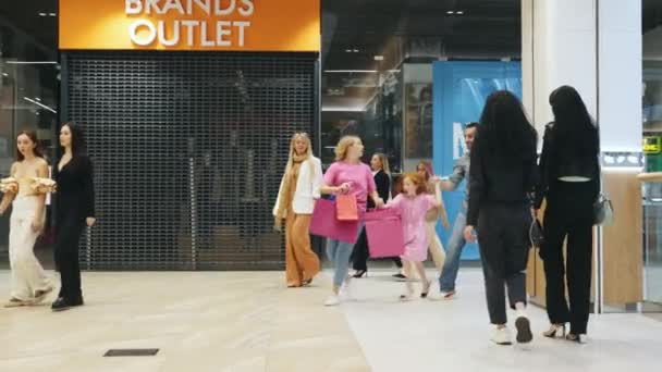 Keluarga Pria Wanita Dan Anak Kecil Berjalan Mal Dengan Banyak — Stok Video