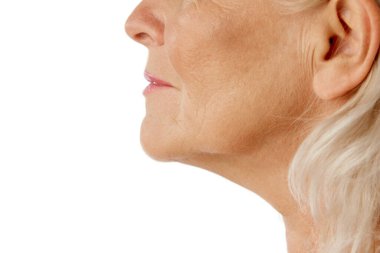 Üst düzey kadın modelin yakın plan görüntüsü, beyaz stüdyo arka planında kadın çenesi. Çift çene yok. Doğal güzellik kavramı, yaşlanma süreci, yaşlı güzellik, kozmetoloji, cilt bakımı