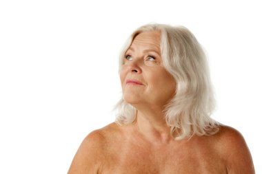 60 'larında, omuzları çıplak, beyaz stüdyo geçmişine doğru bakan zarif bir son sınıf öğrencisi. Doğal güzellik kavramı, yaşlanma süreci, yaşlı güzellik, kozmetoloji, cilt bakımı