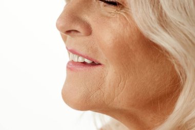 Beyaz dişlerle gülümseyen kadın ağzının yakın plan görüntüsü. Kırışıklıkları olan son model. Diş bakımı. Doğal güzellik kavramı, yaşlanma süreci, yaşlı güzellik, kozmetoloji, cilt bakımı