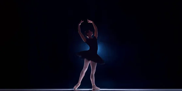 优雅的年轻女子 专业芭蕾舞演员在黑暗的背景下在舞台上跳舞 古典舞蹈 艺术与优雅 灵感的概念 — 图库照片