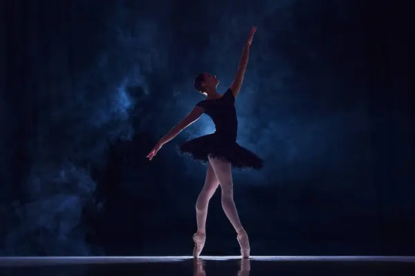 优雅的年轻女子 专业芭蕾舞演员在黑暗的背景下在舞台上跳舞 古典舞蹈 艺术与优雅 灵感的概念 — 图库照片