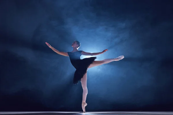 温文尔雅的芭蕾舞演员 年轻女子在舞台上 在聚光灯下翩翩起舞 古典舞蹈 艺术与优雅 灵感的概念 — 图库照片