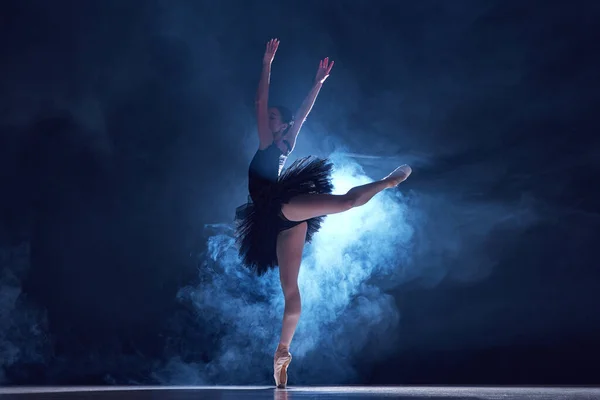 Jovem Graciosa Talentosa Bailarina Profissional Movimento Dançando Sobre Fundo Escuro — Fotografia de Stock